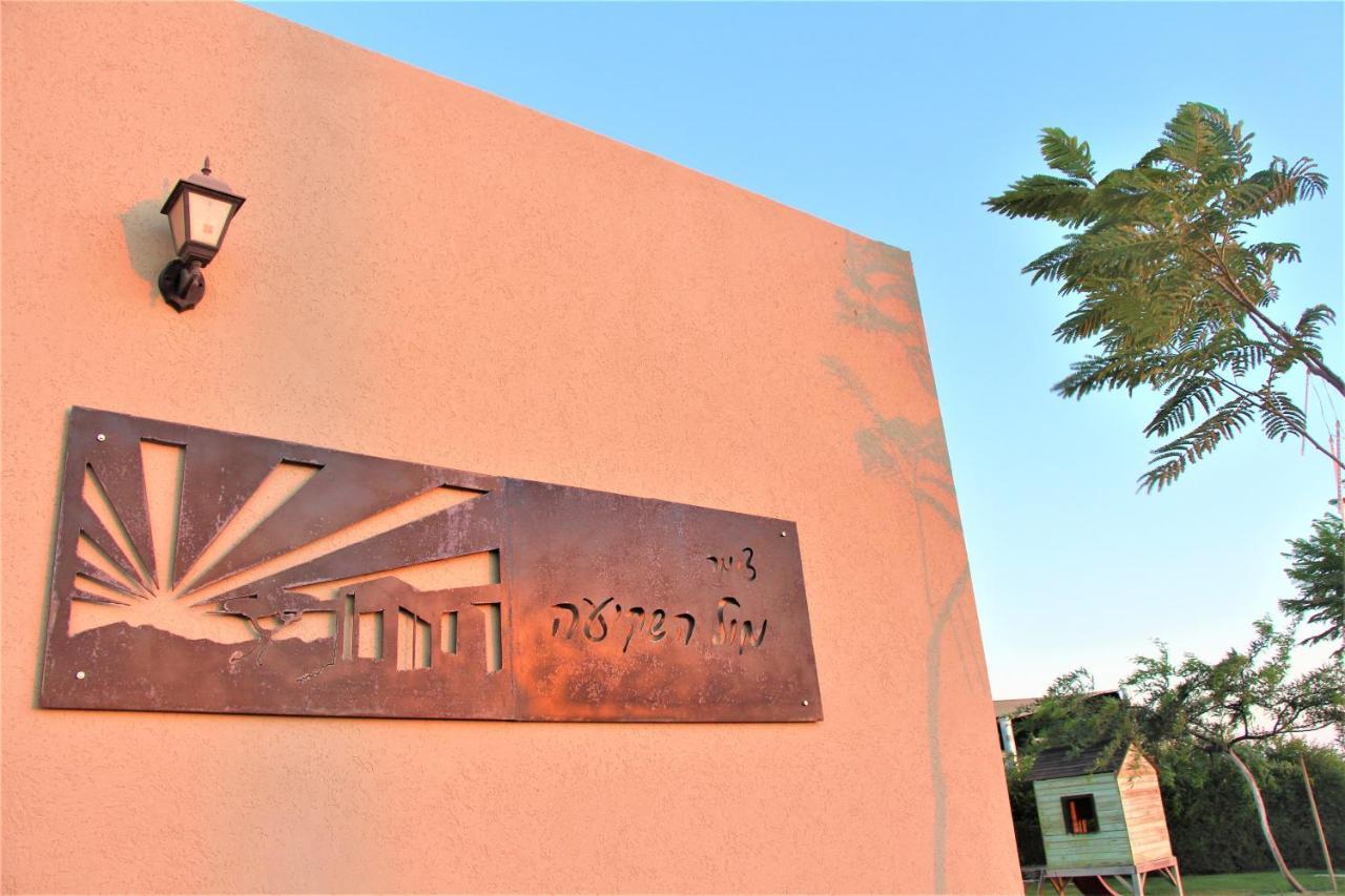 מול השקיעה Retamim